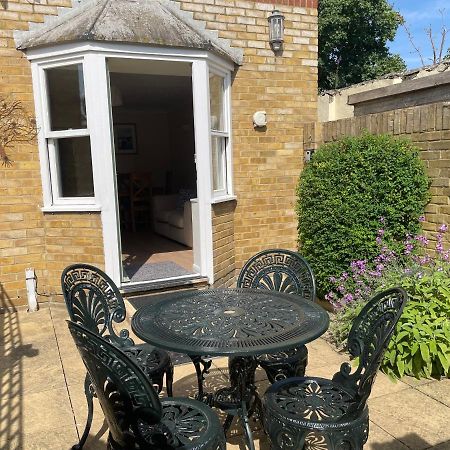 Villa Courtyard House, With Parking And Patio Garden à Whitstable Extérieur photo